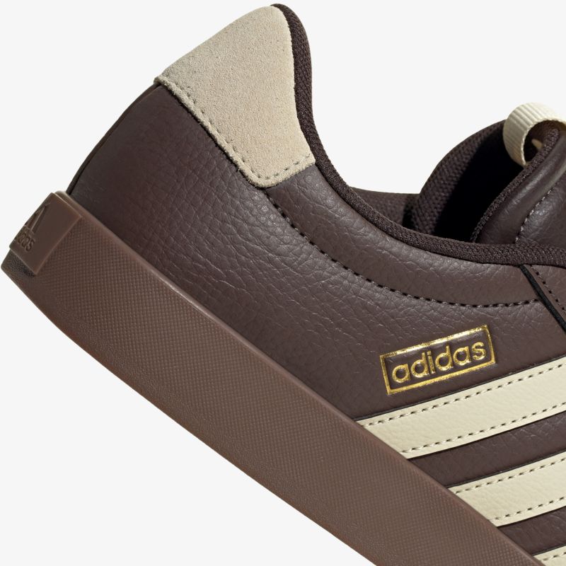 Detailaufnahme brauner Adidas Sneaker mit bequemer Polsterung und gestreiftem Design