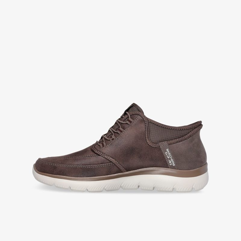 Bequemer, leichter brauner Schuh mit flexibler, rutschfester Sohle und sportlicher, moderner Optik seitlich dargestellt