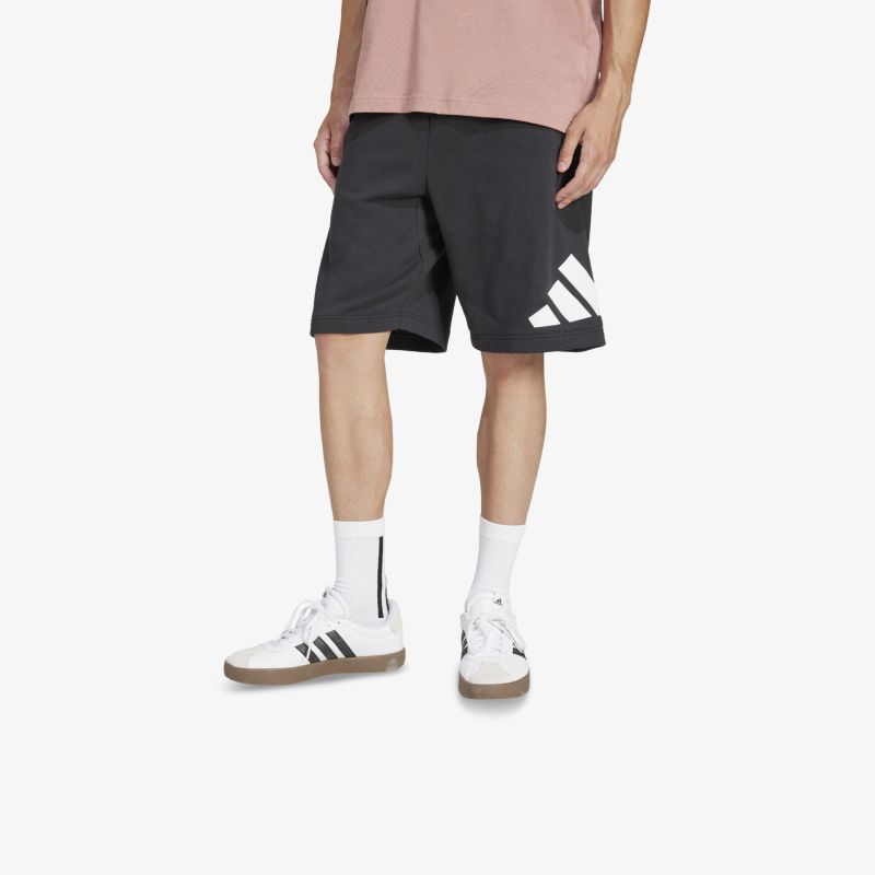 Trendig weiße Sneaker mit flexibler Sohle und atmungsaktivem Material, sportlich und komfortabel getragen