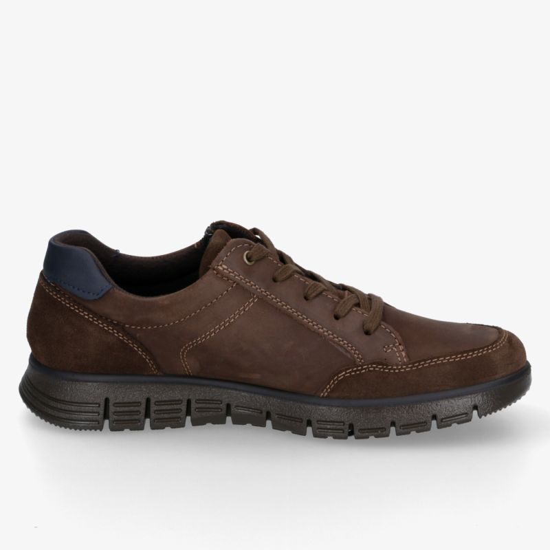 Brauner sportlicher Schuh mit robuster, flexibler Sohle und bequemen Fußbett, seitliche Ansicht