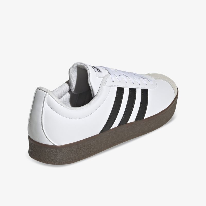 Weißer Sneaker mit schwarzen Streifen in seitlicher Ansicht, sportlich und bequem mit langlebiger Sohle