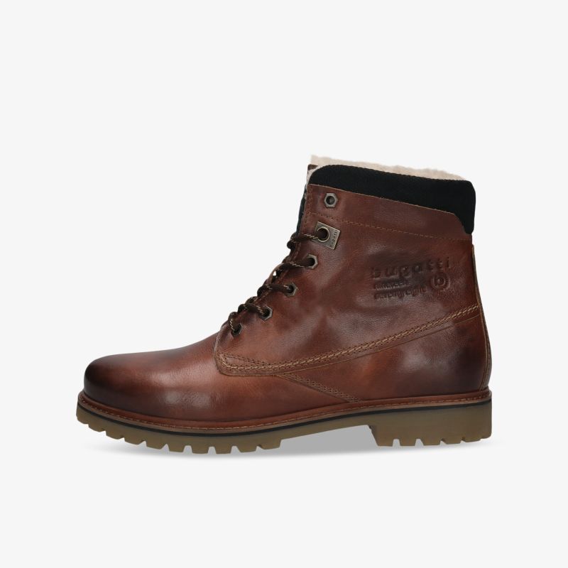 Seitliche Ansicht eines robusten braunen Lederboots mit gepolstertem Schaft und rutschfester Sohle