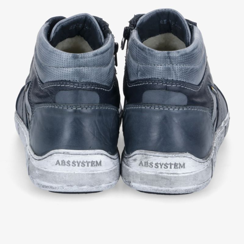 Robuste schwarze Sneaker mit gepolstertem Einstieg, stabilem Absatz und rutschfester Sohle, Rückansicht sichtbar