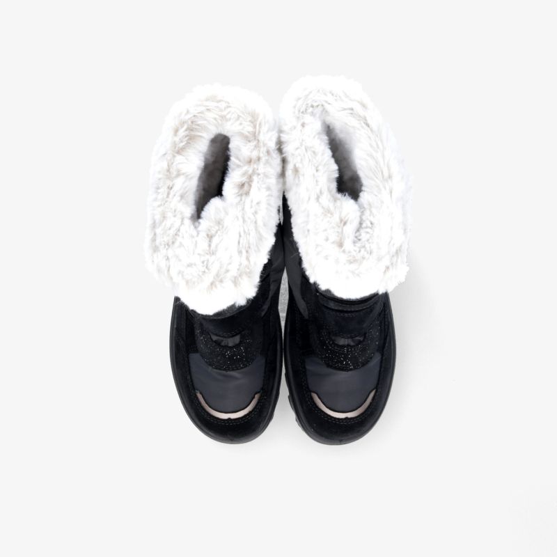 Schwarze Schneestiefel mit weißem, weichem Innenfutter, rutschfester Außensohle und robuster Verarbeitung