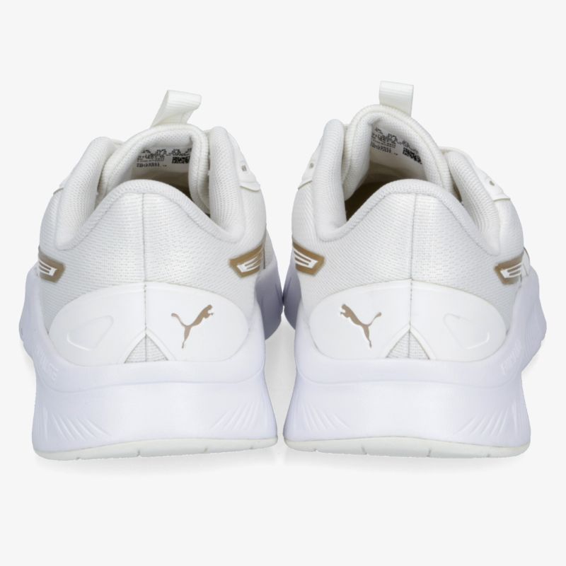Elegante weiße Sneaker mit markantem Markenlogo, ideal für Komfort und Stil im Alltag.
