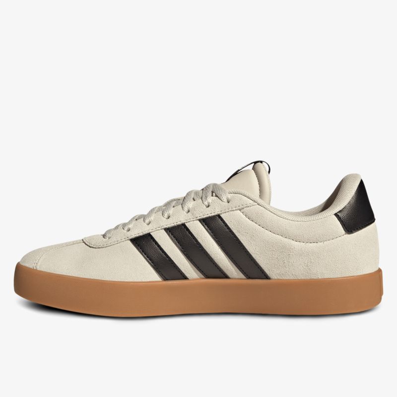 seitliche Ansicht bequemer Sportschuh mit auffälligen Streifen und robuster Gummisohle in neutralen Farben