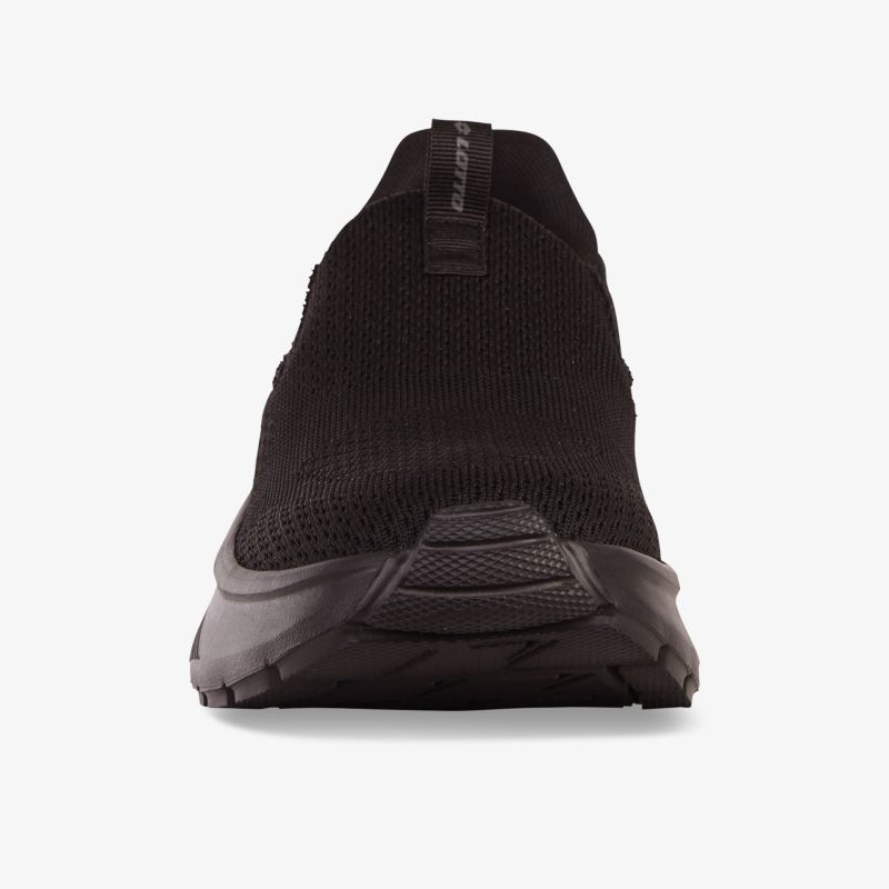 Schwarzer Sneaker in Frontansicht mit modernem, sportlichem Design und flexiblem, leichtem Material