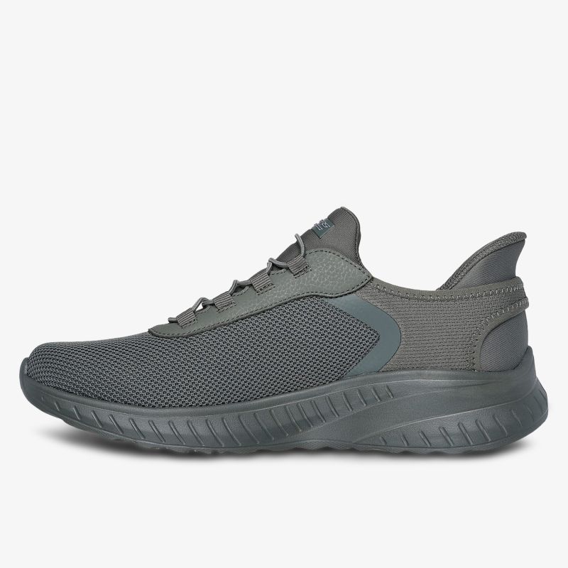Moderner sportlicher Sneakerschuh mit atmungsaktivem Material und flexibler Laufsohle in seitlicher Ansicht