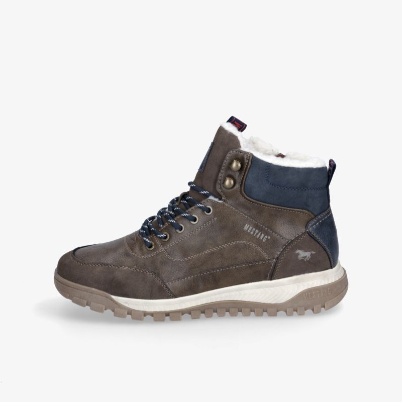 Robuster und warm gefütterter Schuh mit rutschfester Sohle und bequemer Passform, ideal für kühle Tage