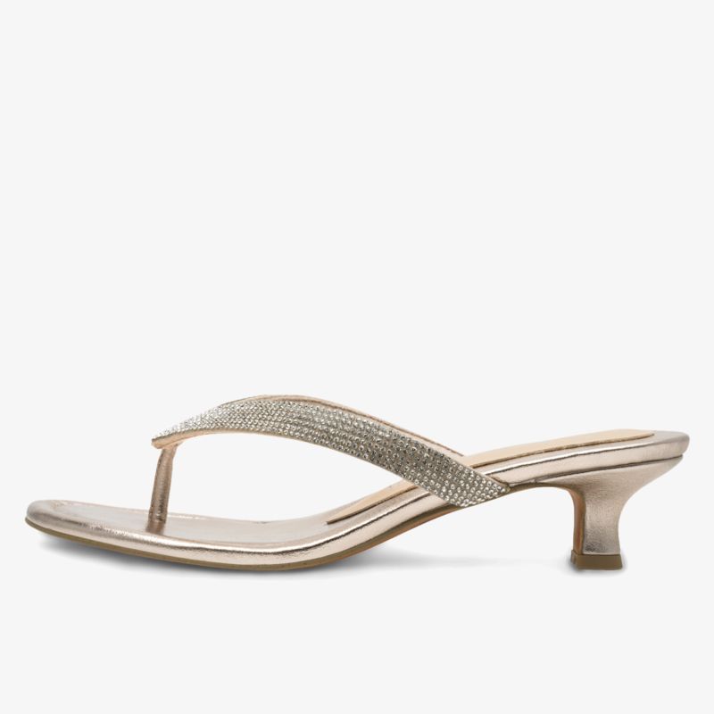 Eleganter Schuh mit kleinem Absatz, glitzerndem Riemen und offenem Zeh, ideal für festliche Anlässe