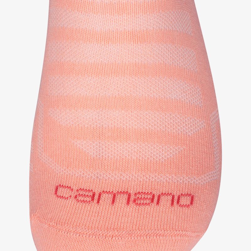 Detailaufnahme weiches elastisches Material mit Carmena Logo, nahtlos und atmungsaktiv für hohen Tragekomfort
