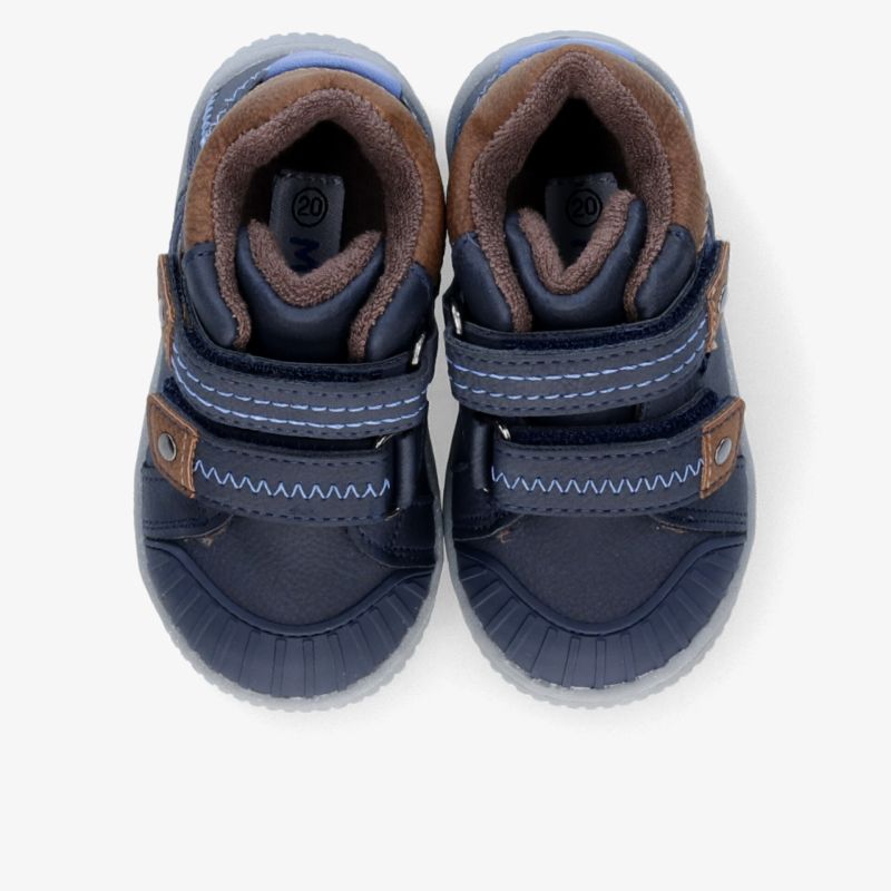 Dunkelblaue Kinderschuhe mit Klettverschluss und rutschfester flexibler Sohle im Paar, robust und bequem