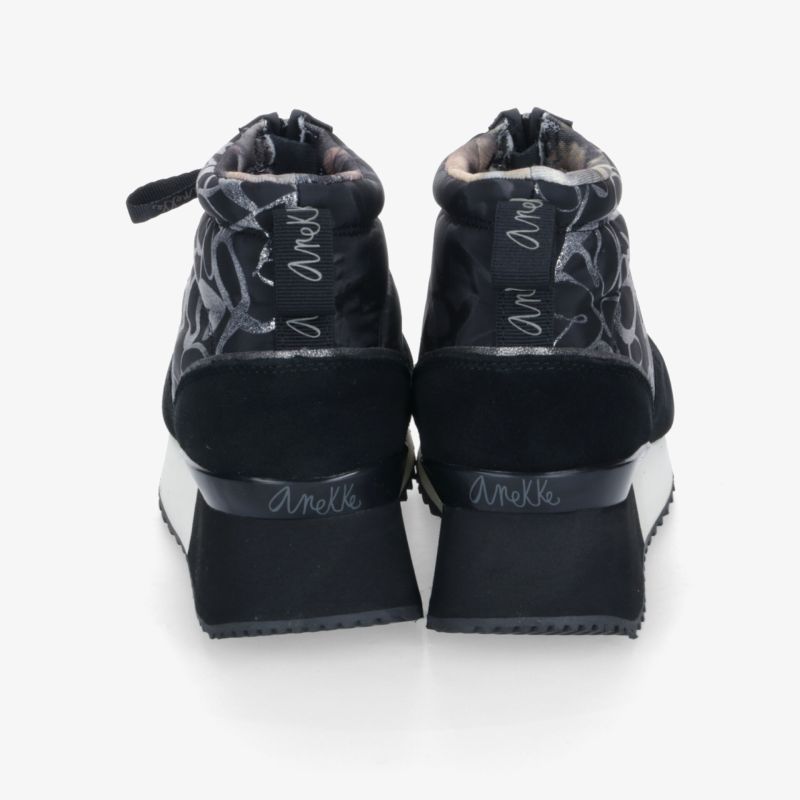 Schwarze Schuhe mit gepolstertem Schaft und stabilem Absatz, Rückansicht zeigt modische Details
