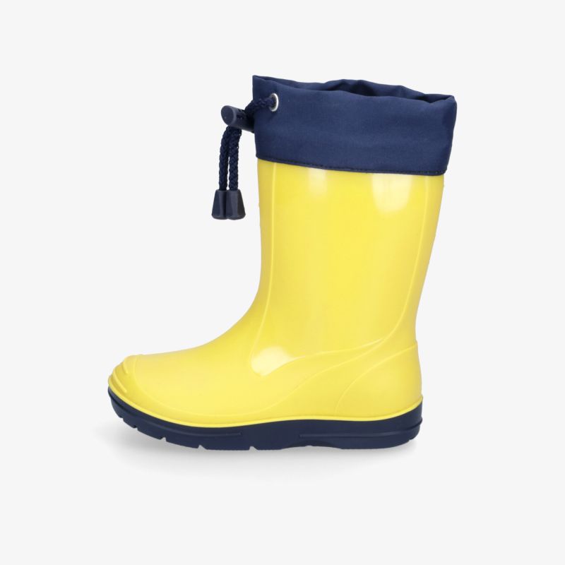 Gelber Gummistiefel mit blauer Oberseite, wasserdicht und robust für alle Wetterbedingungen.