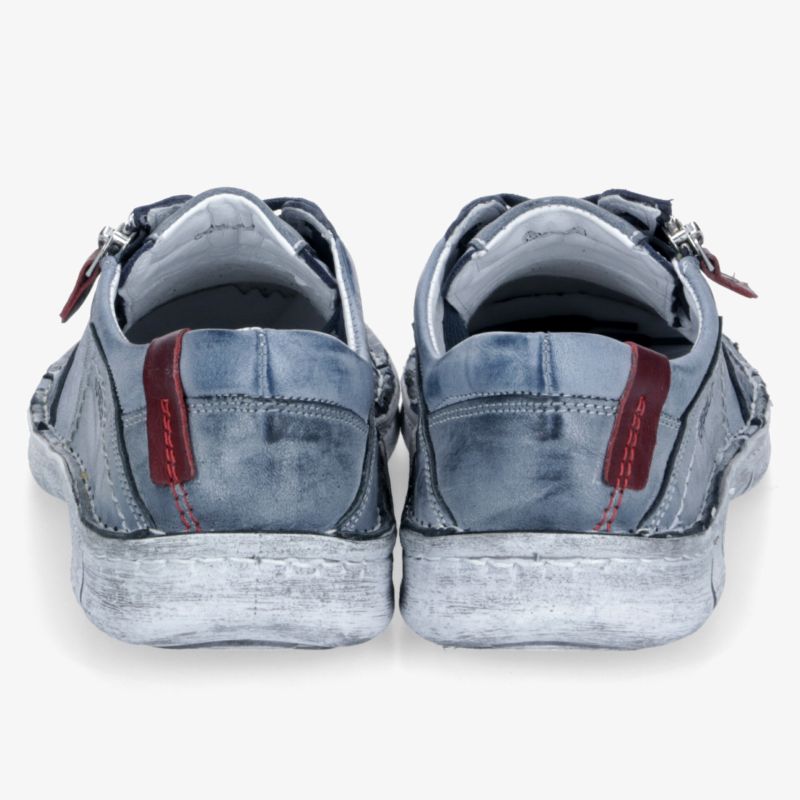 Blaue Sneakers mit lässigem Look und roten Details, perfekte Wahl für entspanntes Aussehen und Komfort.