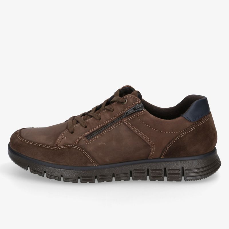 Bequemer und robuster brauner Schuh mit rutschfester Sohle und hochwertiger Verarbeitung in seitlicher Ansicht