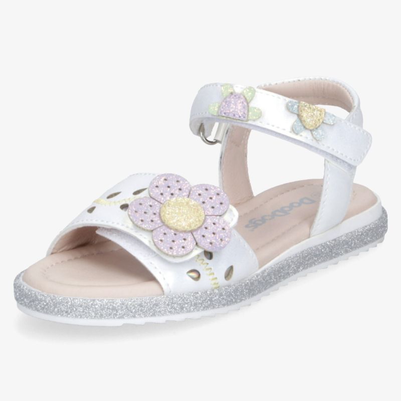 Weiße Sandale mit großer Blumenverzierung, verstellbarem Klettverschluss und glitzernder Sohle für hohen Tragekomfort