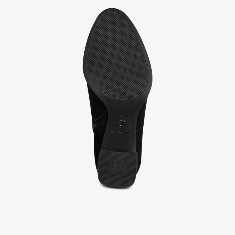 Robuste schwarze Schuhsohle mit tiefem Profil für optimalen Halt und lange Lebensdauer
