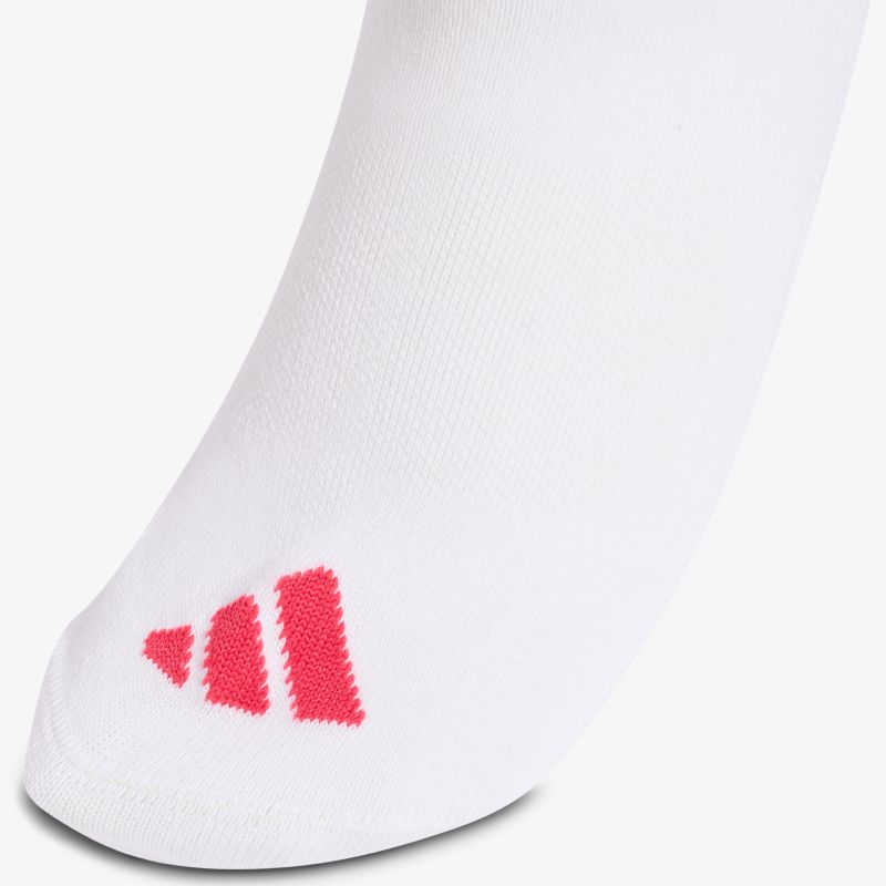 Weißer, bequemer und atmungsaktiver Sockenstoff mit markantem, rotem Logo-Detail vorne am Fuß
