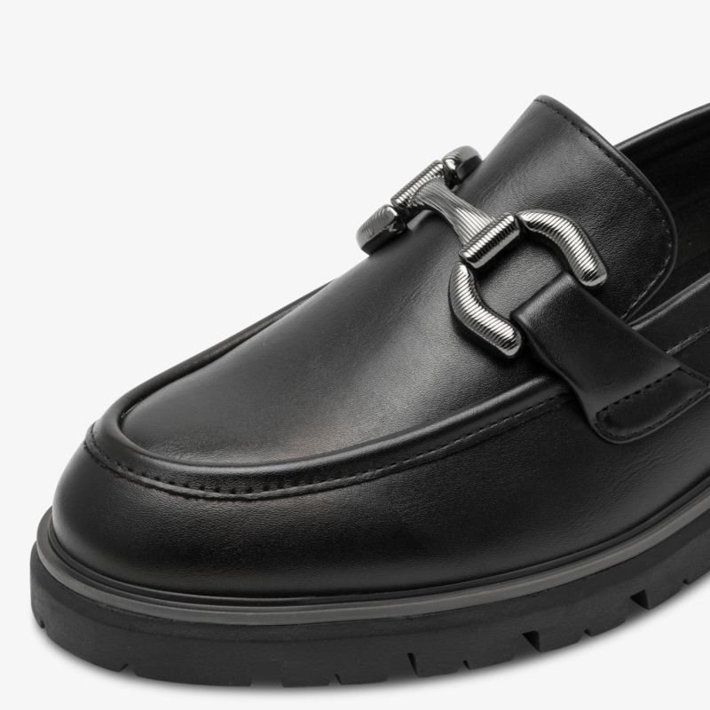 Eleganter schwarzer Lederslipper mit Riegel, feiner Naht und komfortabler Gummisohle nah aufgenommen