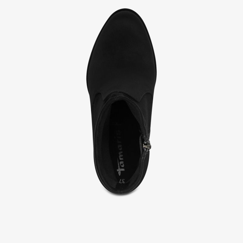 Schwarzer eleganter Schuh mit klassischer spitzer Form, schlicht und bequem, von oben fotografiert