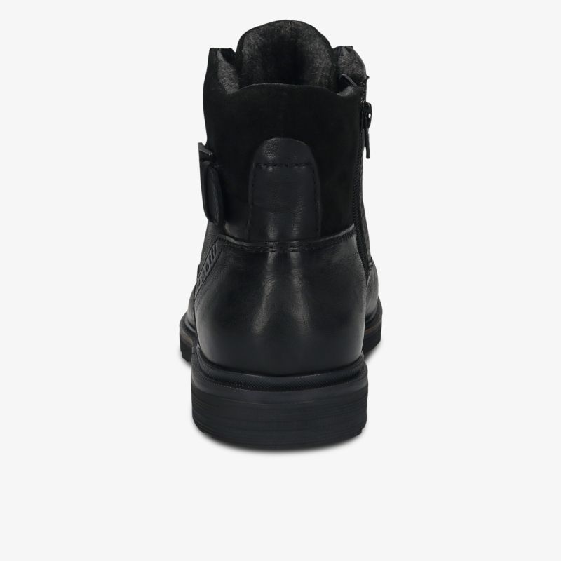 Robuster schwarzer Stiefel mit gepolstertem Schaftrand und rutschfester Profilsohle, Rückansicht