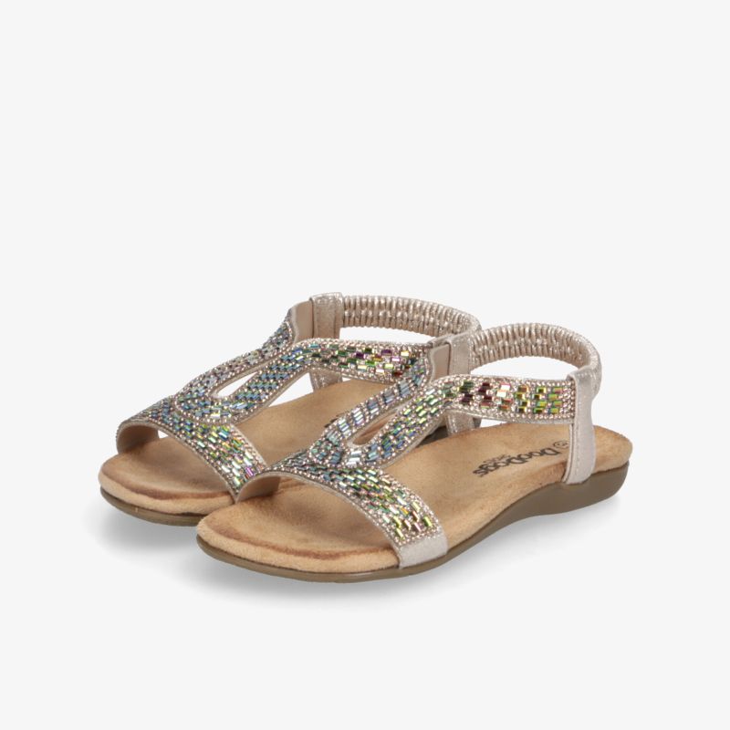 Bequem gestaltete Sandalen mit verstellbarem Riemen und flacher, strapazierfähiger Sohle für den Alltag