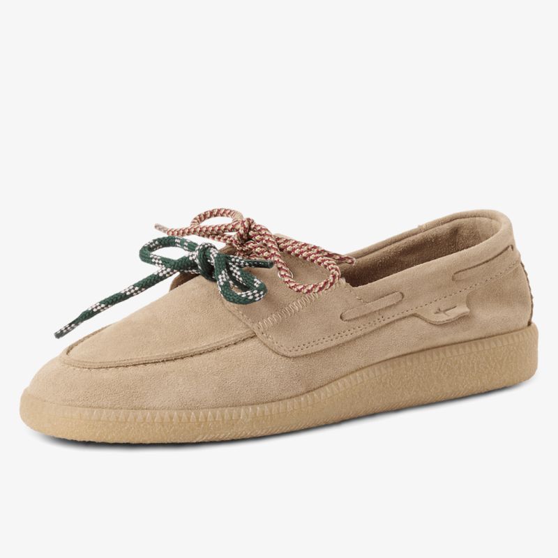 Bequemer Schuh mit rutschfester Sohle und modischem Design sowie farblich abgesetzten Schnürsenkeln