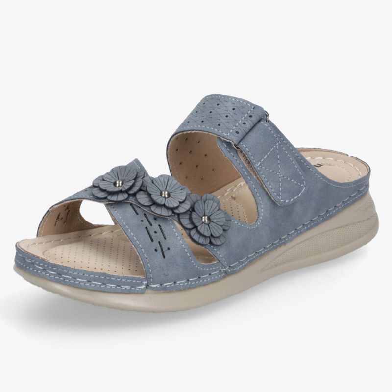 Bequemer Sandalenschuh mit verstellbarem Klettverschluss und dekorativen Blumen in seitlicher 3/4 Ansicht