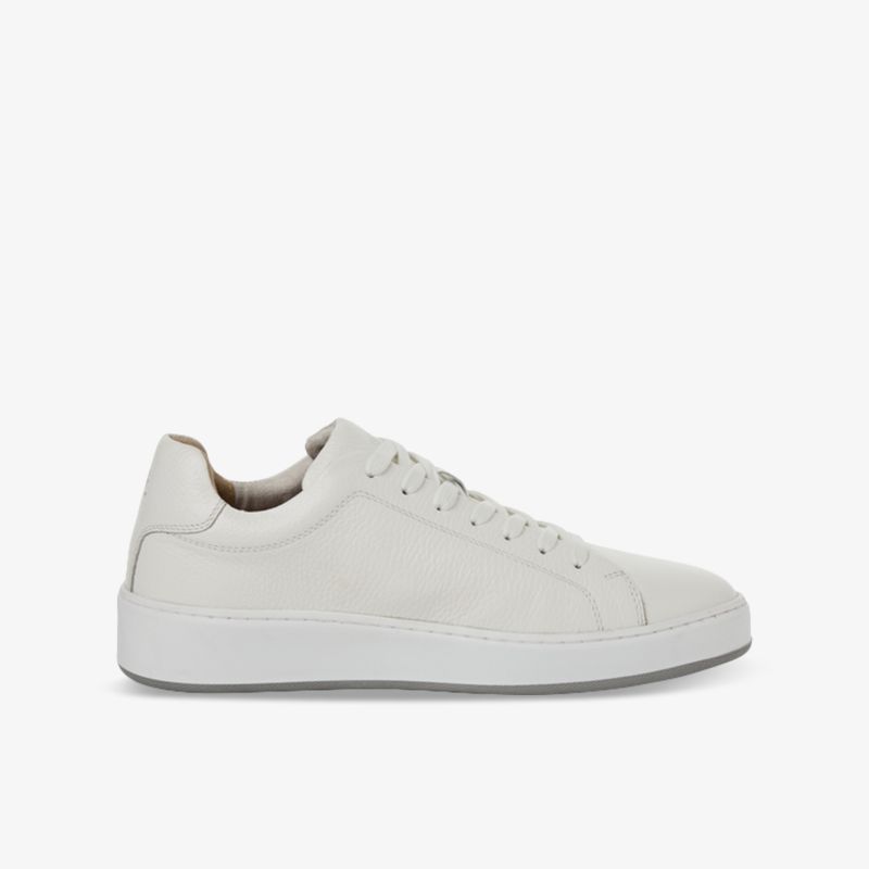 Minimalistischer weißer Sneaker in klarer Seitenansicht, bequem, leicht und vielseitig für den Alltag