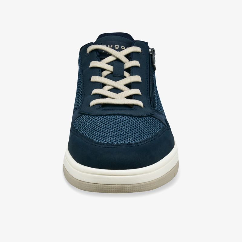 Blauer Sportschuh in Frontansicht mit atmungsaktivem Material und robuster Sohle