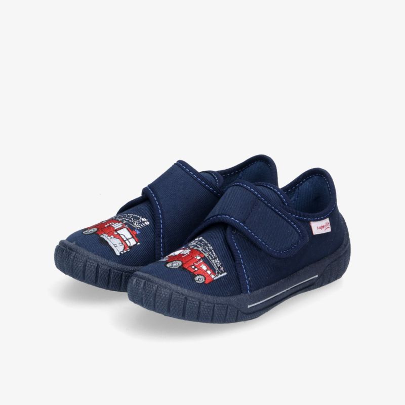 Bequeme und robuste Kinderhausschuhe mit Klettverschluss und coolem Fahrzeugdesign in Blau für einfaches Tragen.