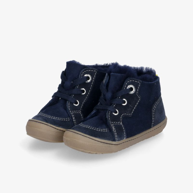 Robuste und bequeme Schuhe mit warmem Innenfutter und rutschfester Sohle in attraktiver dunkler Farbe