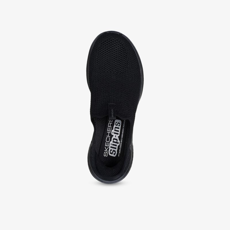 leichter schwarzer Slip-On Sportschuh aus atmungsaktivem Material mit rutschfester Sohle und elastischem Einstieg
