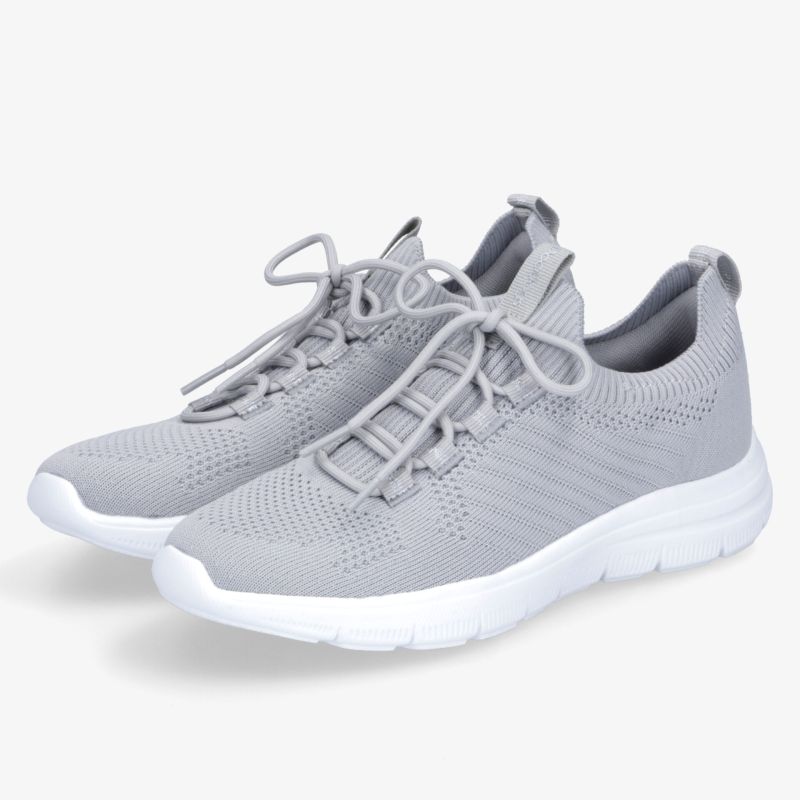 Leichte graue Sneaker im Paar mit atmungsaktivem Material und flexibler Sohle für hohen Tragekomfort