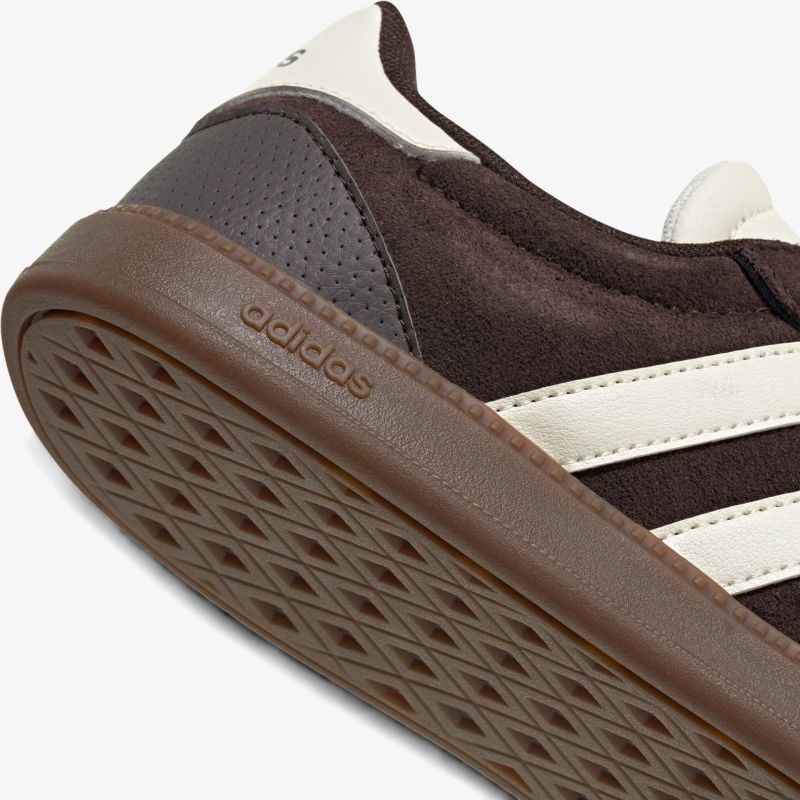 Schuh Detailaufnahme mit rutschfester Sohle und robustem Material, angenehmer Tragekomfort sichtbar