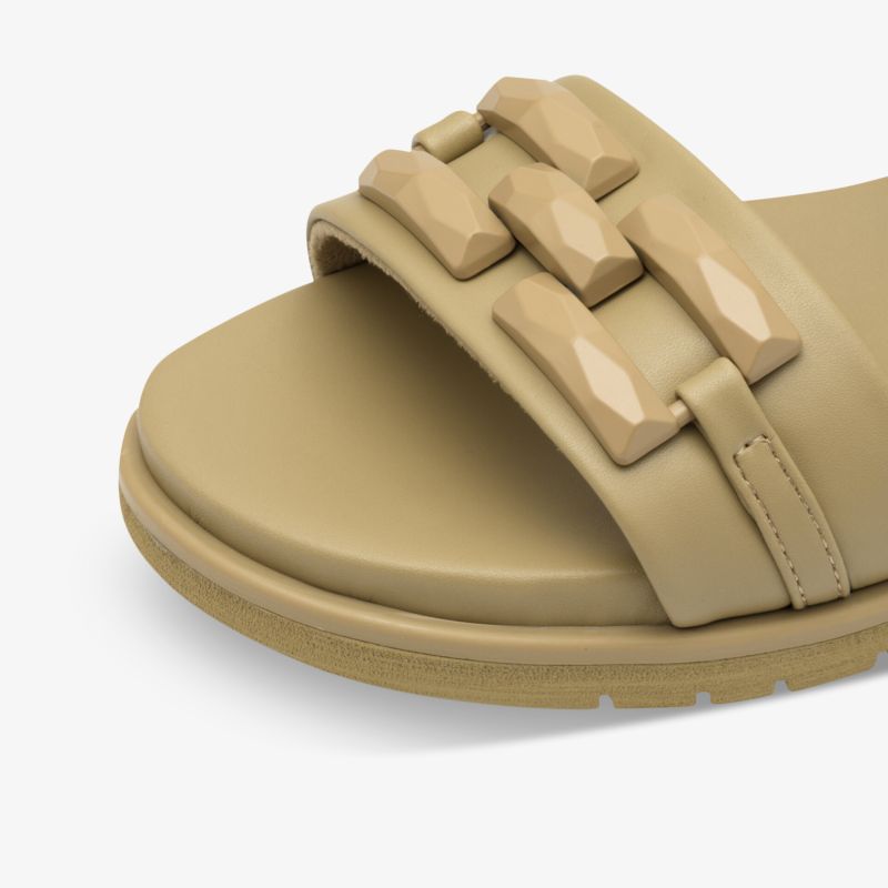 Gepolsterte beige Sandale mit verstellbaren Riemen und leichter, flexibler Sohle für optimalen Tragekomfort