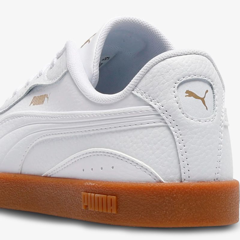 Weißer Sneaker aus Glattleder mit robuster Gumminsohle und komfortabler Passform, seitliche Ansicht