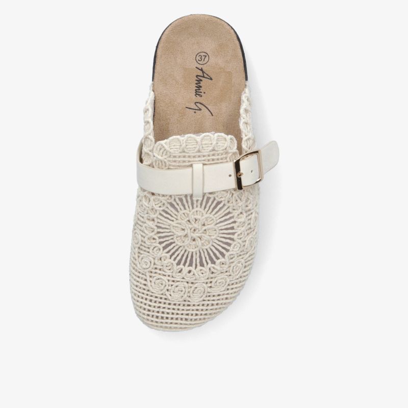 Eleganter Schuh mit gewebtem Muster und Schnalle, ideal für Komfort und Stil.
