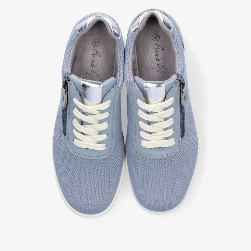 Leichte blaue Sneaker mit weißer Schnürung und seitlichem Reißverschluss, komfortabel und atmungsaktiv