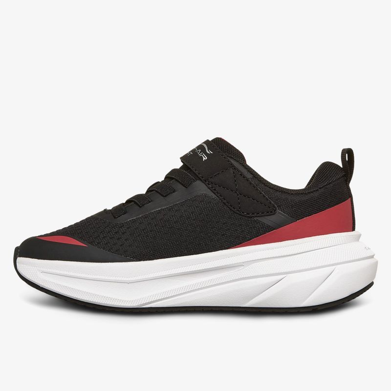 Moderner Sneaker mit schwarzem Obermaterial, roten Akzenten und bequemer Sohle