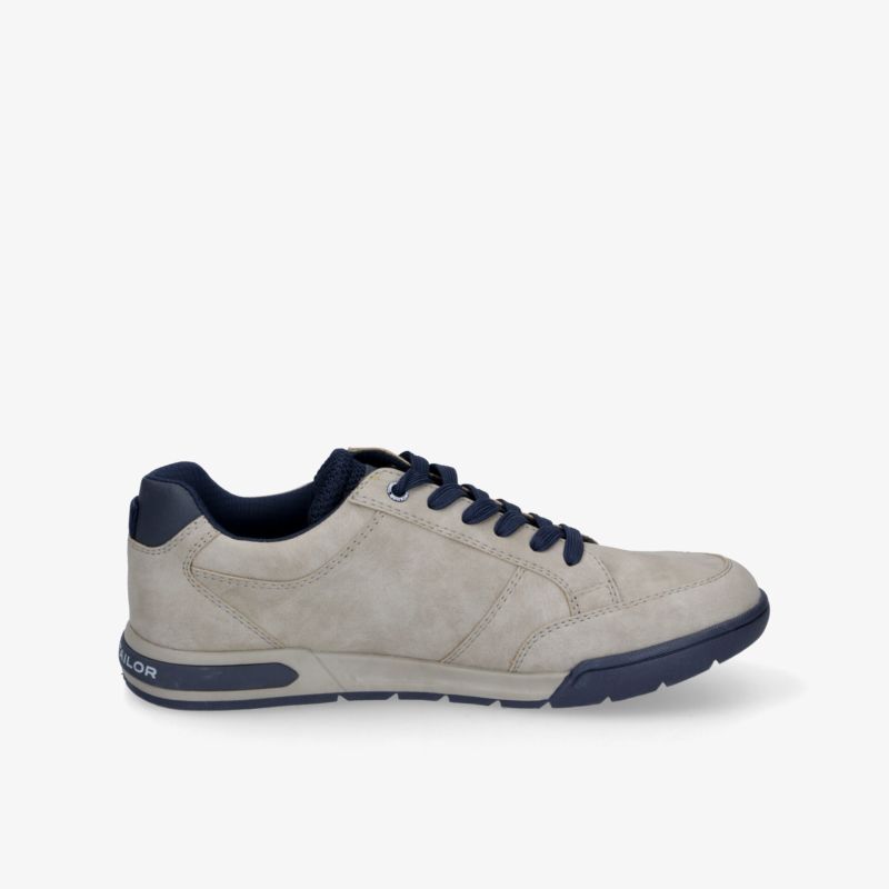 Leichter bequemer Sportschuh mit robusten Sohlen und atmungsaktivem Material in seitlicher Ansicht