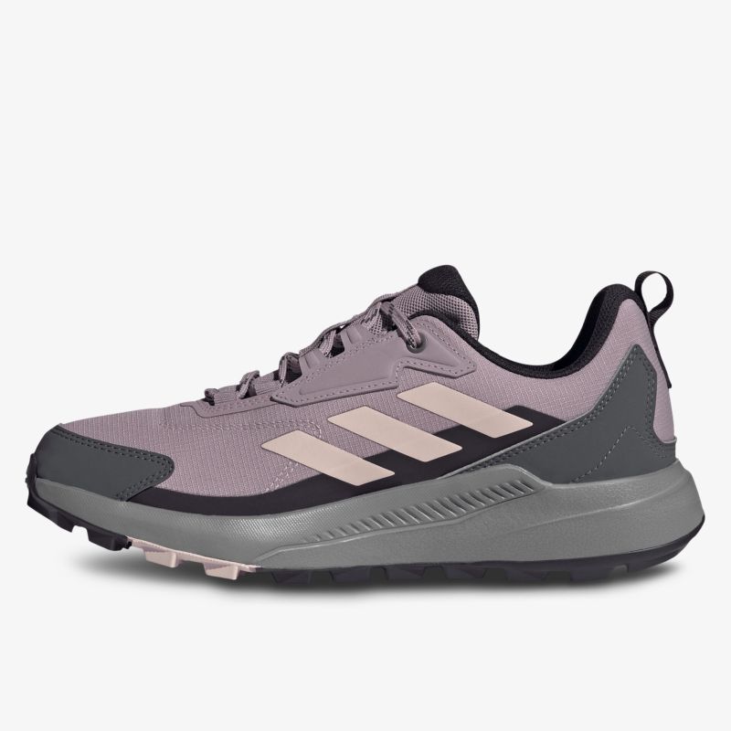 Leichter und atmungsaktiver Sportschuh mit robustem Sohlenprofil und modernem Design