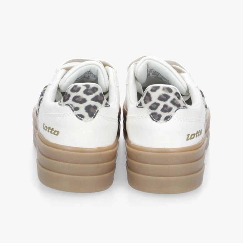 Weiße Sneaker mit robust brauner Sohle und auffälligem Leopardenmuster im Inneren, Rückansicht