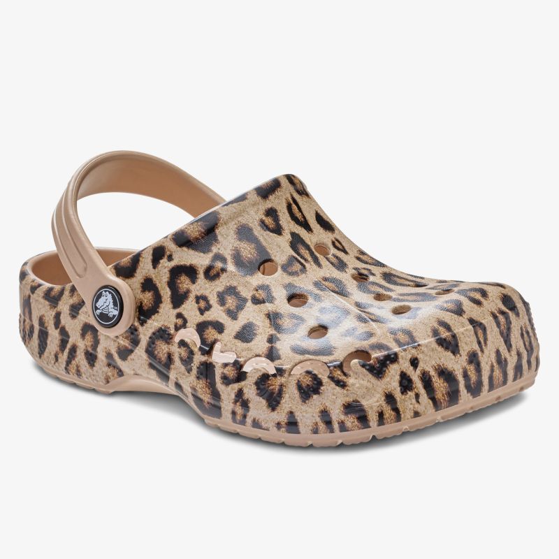 Leopard-Crocs, stilvoll und bequem für den Alltag.