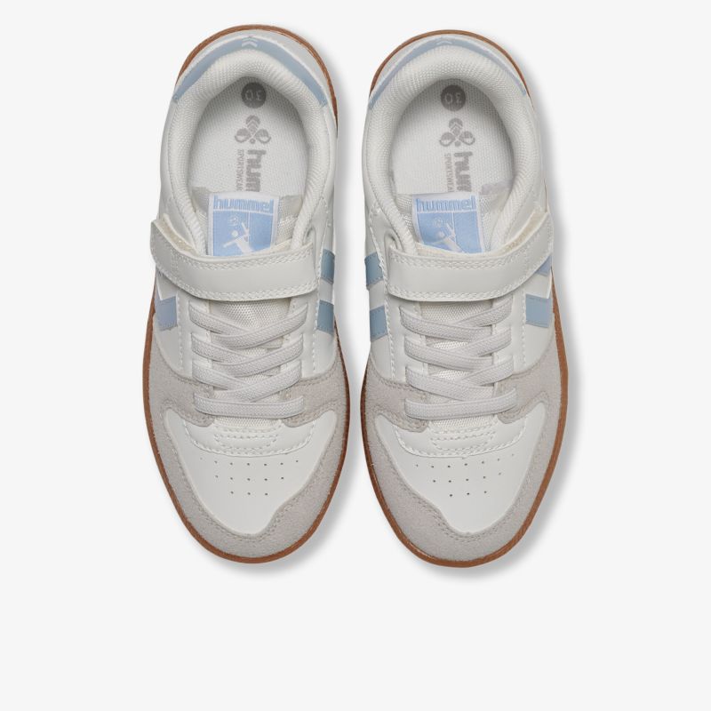 Weißer Sneaker mit moderner Schnürung und leichter Laufsohle, bequem und atmungsaktiv für den Alltag