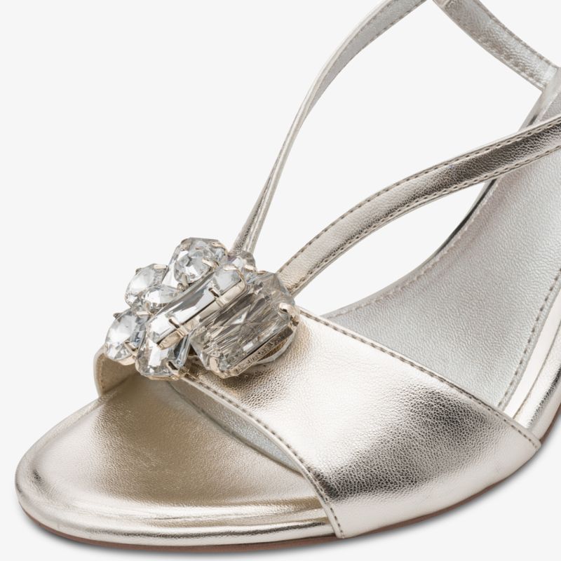 Elegante silberne Sandale mit Strassdetails, perfekt für besondere Anlässe.