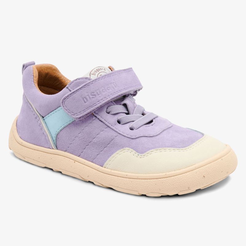 Lila Schnürschuh mit Klettverschluss und rutschfester Sohle, vielseitig und strapazierfähig