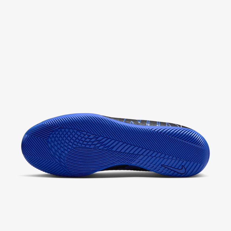 Robuste blaue Schuhsohle mit starkem Profil für optimalen Halt und bequemen Tragekomfort