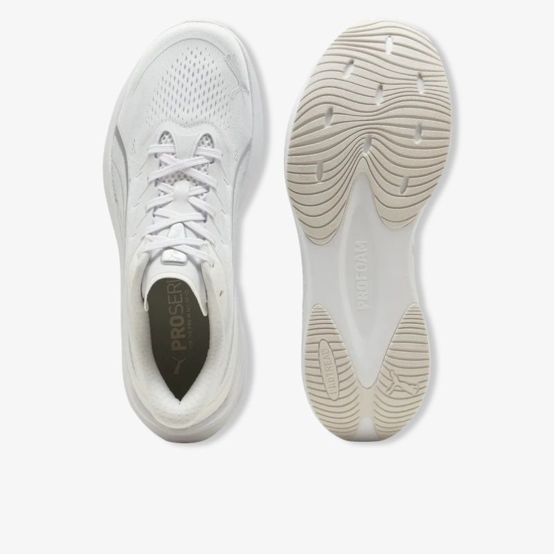 moderner weißer Sportschuh mit atmungsaktivem Material und leichter, flexibler Sohle, ideal für Sport